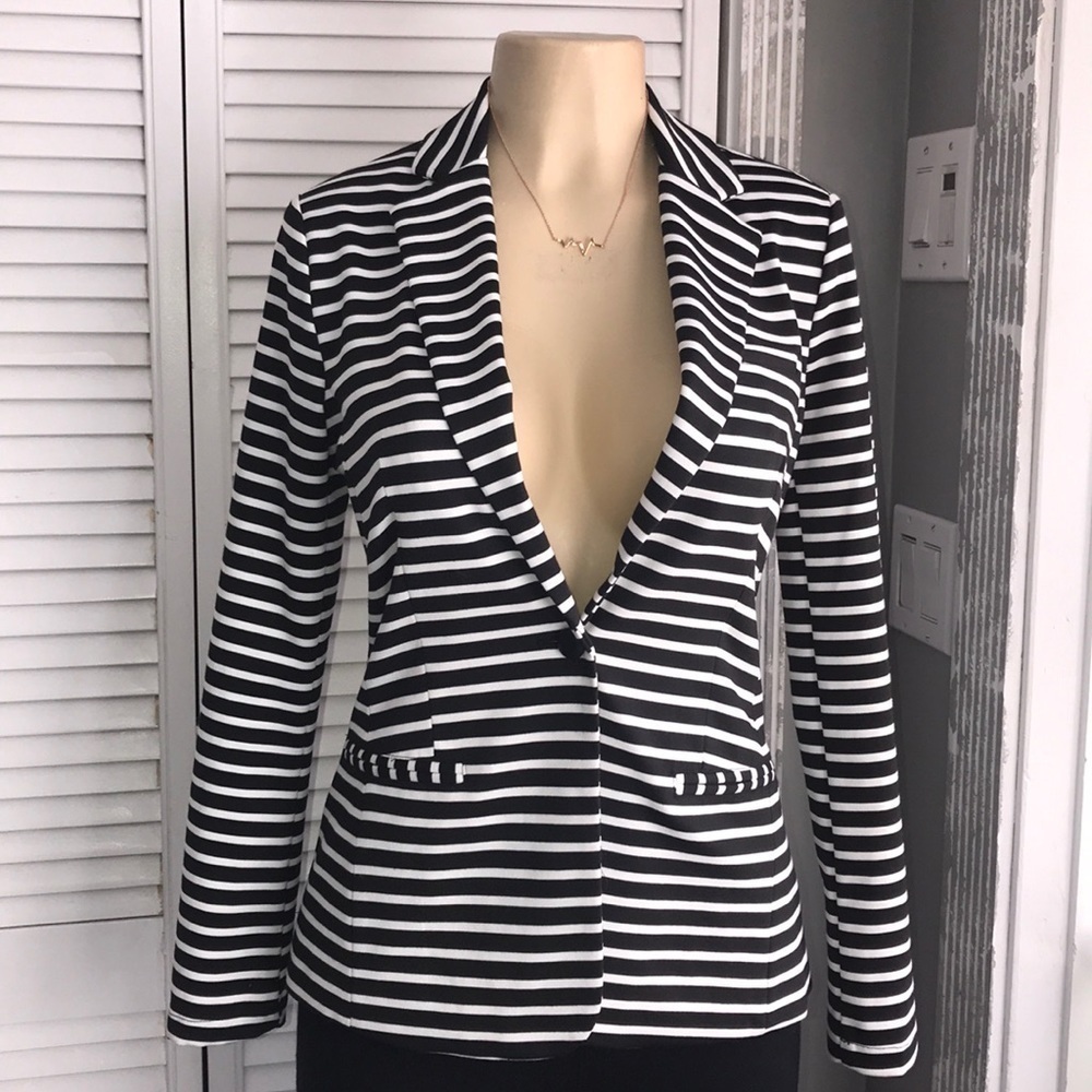 Mossimo black and white striped blazer. - Picture 6 of 9